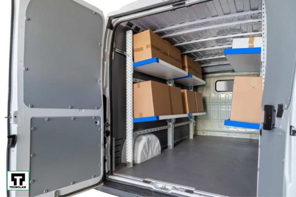 scaffalature aperte all interno del vano furgoni con pacchi per spedizione